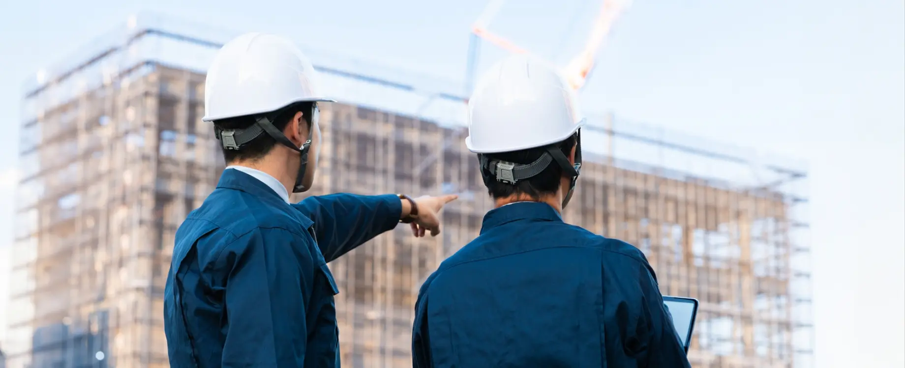 建設現場で技術者が建物を確認している様子