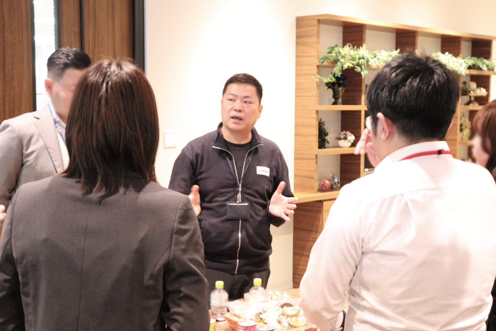 社長が各テーブルを回り、建設業界で働く上でのアドバイスを送る