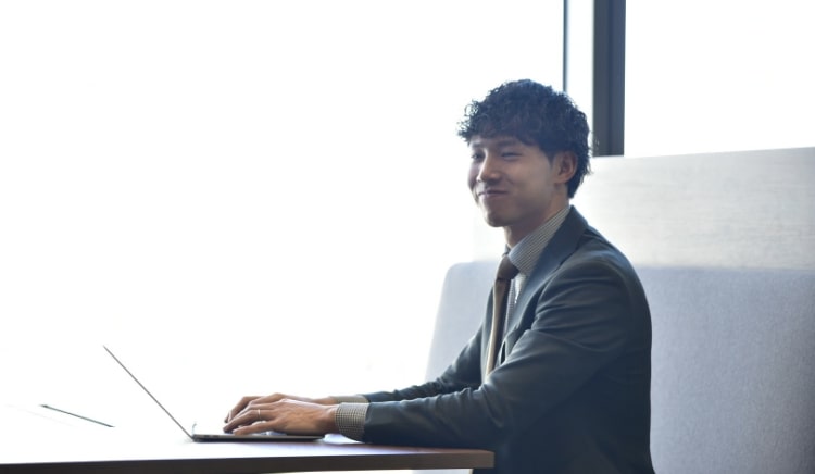 オープンアップコンストラクションの残業時間は3年で7.4時間削減！成長もプライベートも叶えられる充実の環境へ