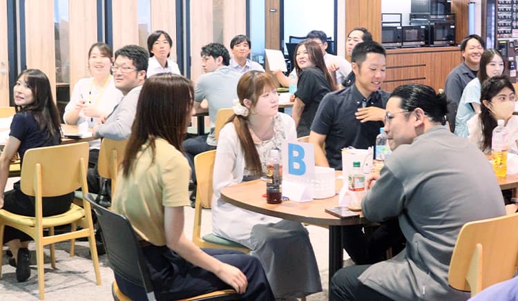 働く活力を先輩からもらえる場。先輩・後輩交流会で仕事の悩みやキャリアを語り合う