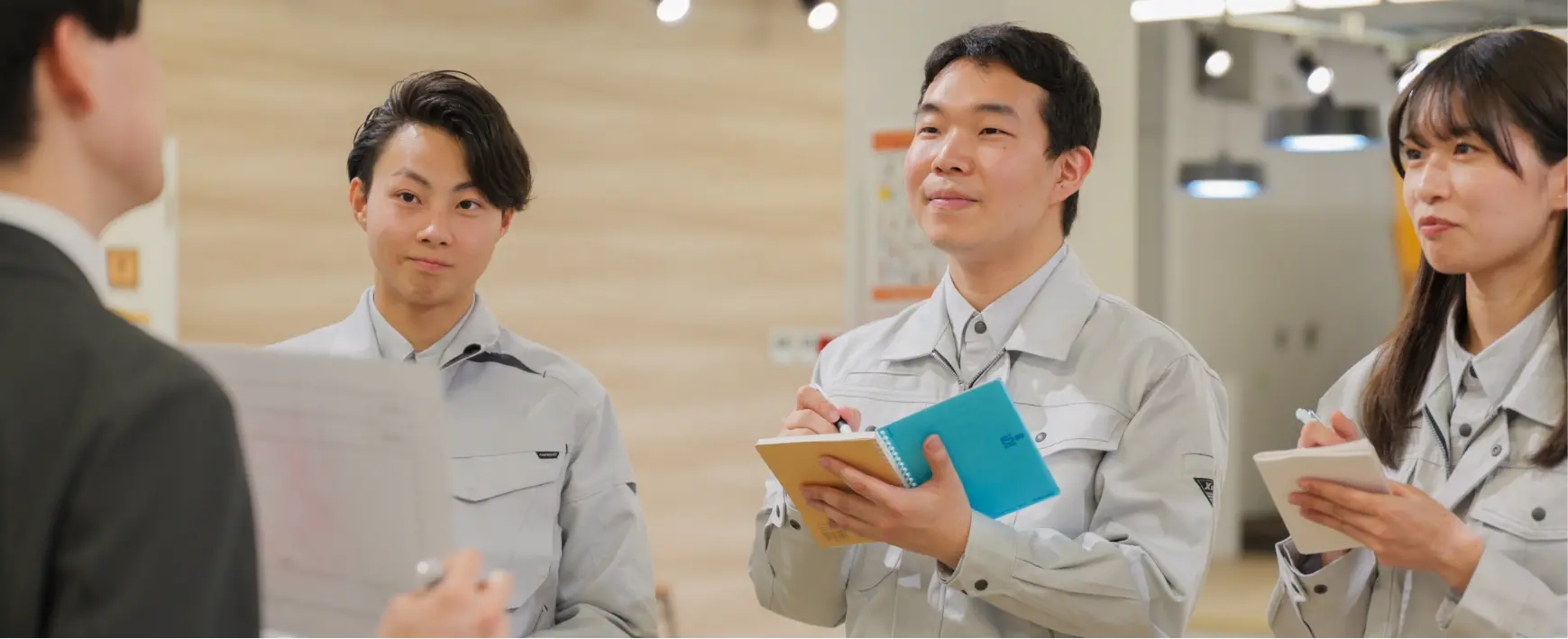朝礼で当日の作業内容を確認している様子
