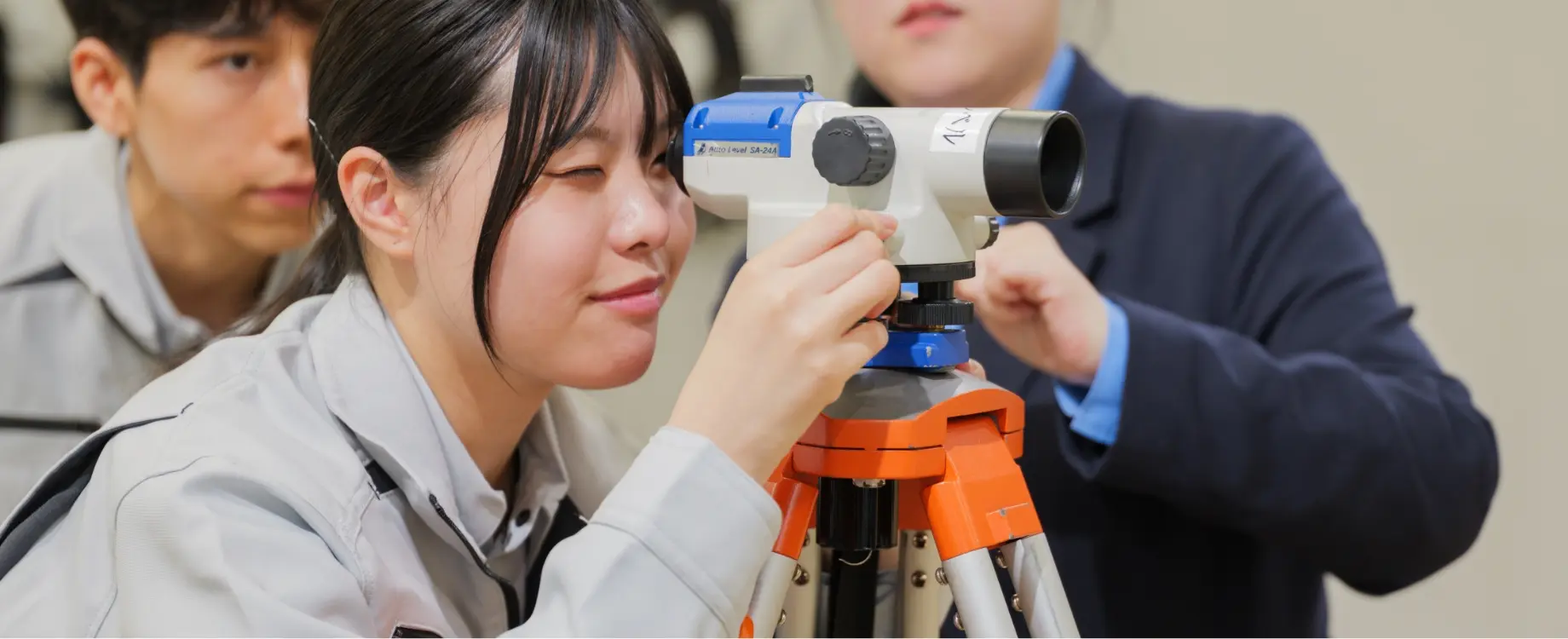 測量機器を使って研修している様子