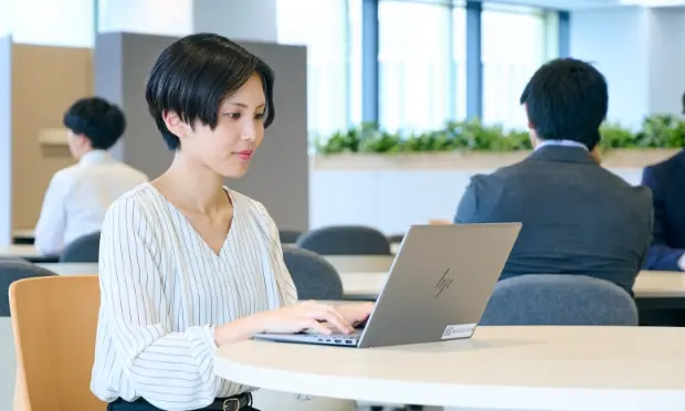 資格取得を目指して学ぶ社員の様子