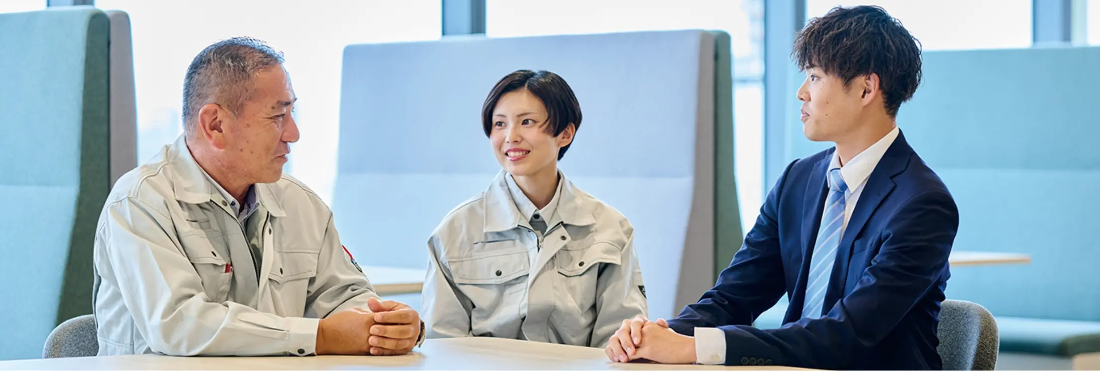 フォロー担当者と技術者が面談している様子