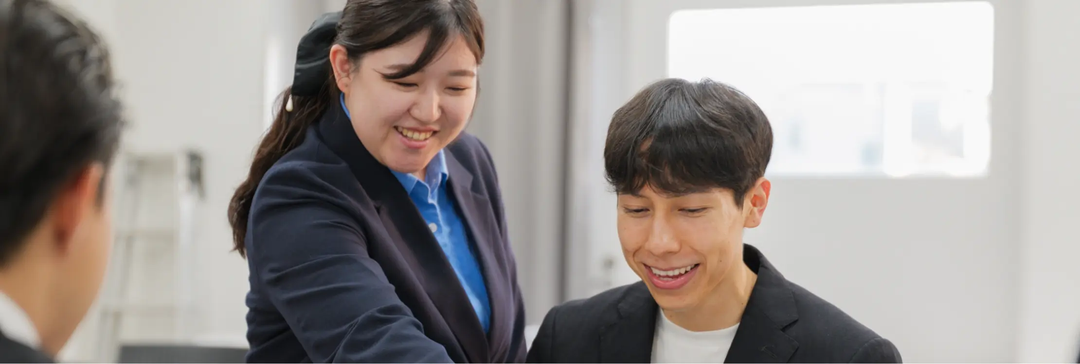 研修中に講師が技術者へ説明している様子